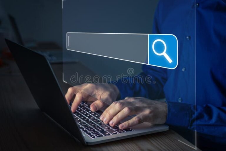 Cómo Buscar Eficazmente Información Dentro De Una Página Web 21 persona usando computadora buscando informacion online