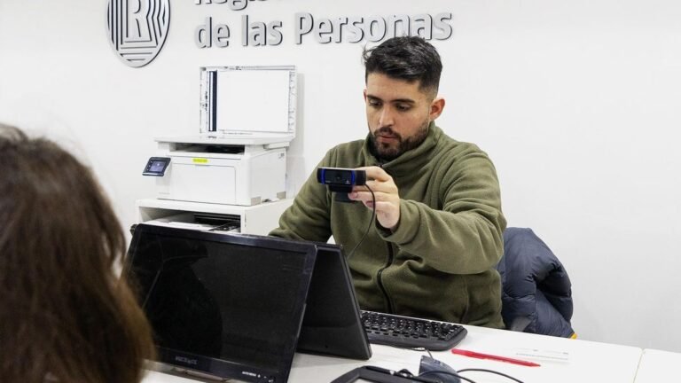Cómo Buscar Datos Por DNI En Argentina De Manera Segura 8 persona usando computadora con dni argentino