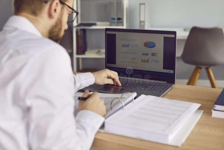 Cómo Ser Monotributista Social Y Cuáles Son Sus Beneficios 7 persona usando computadora con documentos financieros