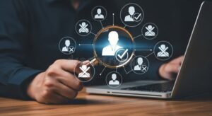 persona usando computadora con lupa sobre palabras clave