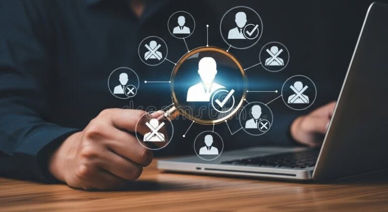 persona usando computadora con lupa sobre palabras clave