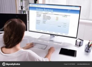 persona usando computadora con sitio banco nacion