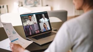 persona usando computadora con sitio gubernamental abierto