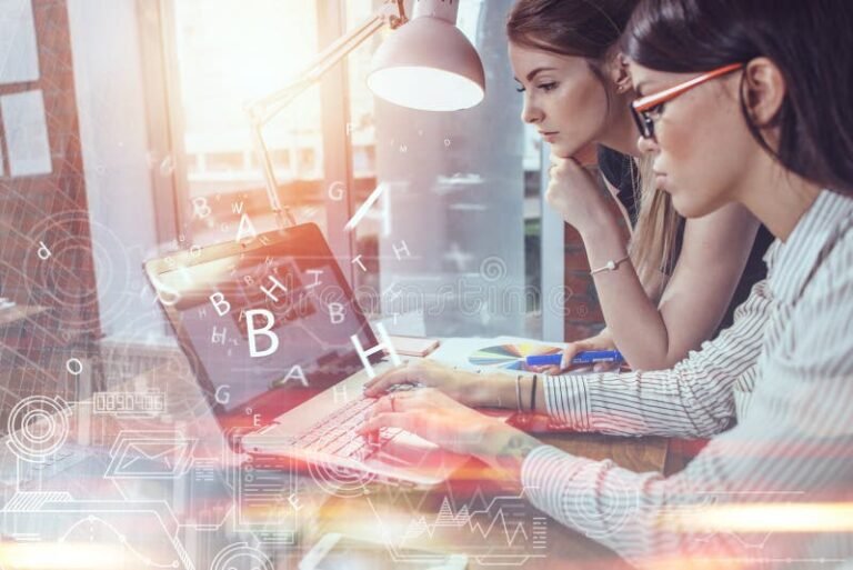 persona usando computadora con sitio web abierto