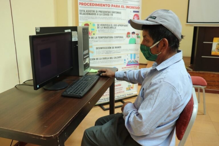 Cómo Sacar La Clave Ciudad Para Trámites Municipales 12 persona usando computadora en oficina municipal