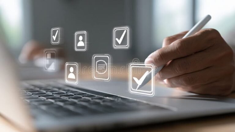 persona usando computadora formulario en pantalla