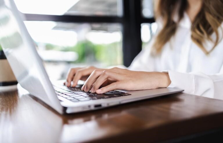 Cómo Hacer Una Denuncia al Servicio del Consumidor Paso a Paso 7 persona usando computadora para denuncia online