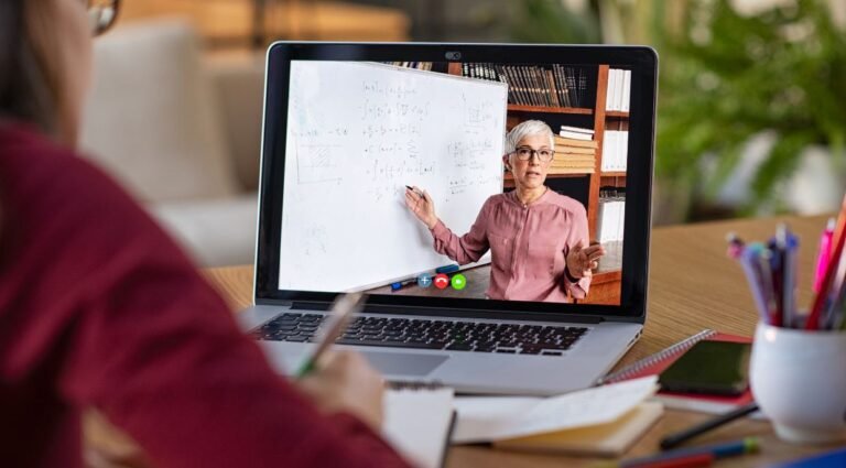 persona usando computadora para inscripcion online