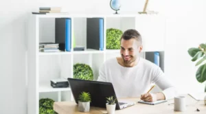 persona usando computadora renovando dominio internet