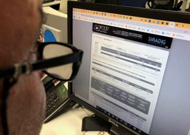 Cómo denunciar una página web por contenido inapropiado o ilegal 22 persona usando computadora reportando sitio web