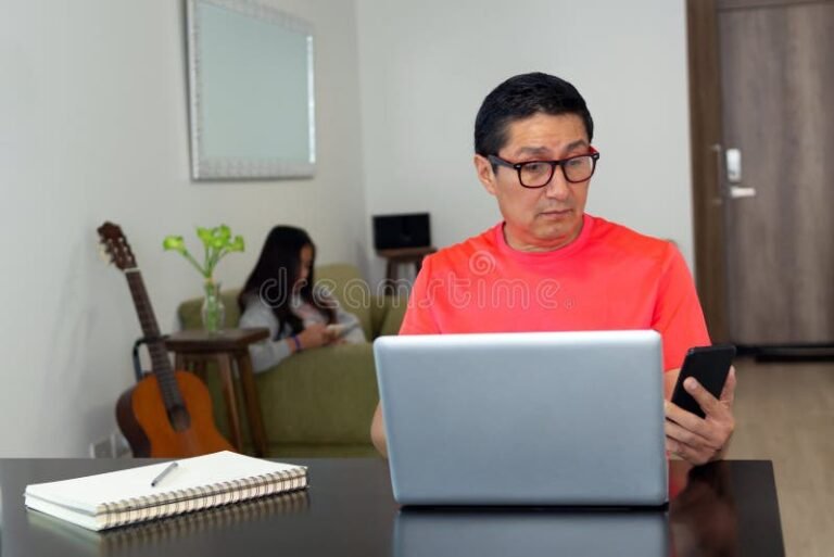 Cómo Acceder y Usar Mi Caja Policía Federal de Forma Fácil 14 persona usando computadora y celular en casa