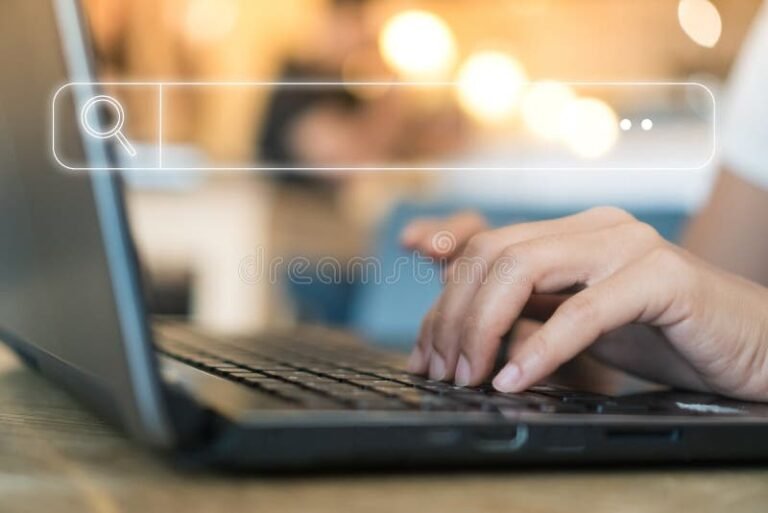 Cómo Buscar a Un Profesional Por Su Matrícula De Forma Rápida 3 persona usando laptop buscando informacion profesional