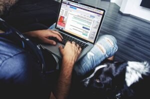 persona usando laptop con conexion wi fi