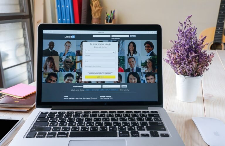 persona usando laptop con perfil linkedin abierto