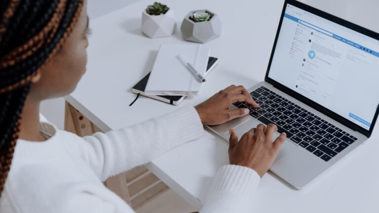 persona usando laptop creando cuenta en facebook