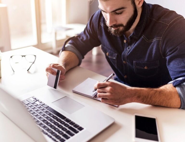 persona usando laptop para registrar negocio online