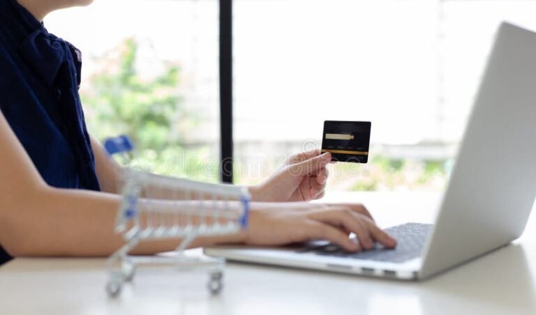 persona usando laptop para registrarse online