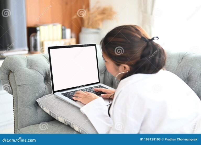 persona usando laptop revisando correo electronico