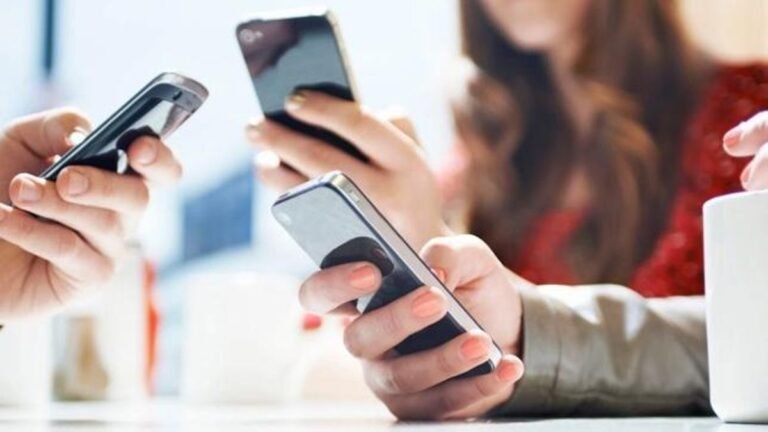 Cómo puedo iniciar sesión en Instagram usando mi cuenta de Facebook 10 persona usando movil con redes sociales abiertas