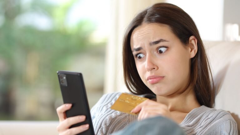 persona usando smartphone cancelando pedido online