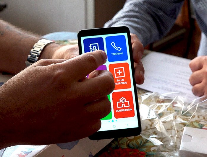 Cómo Contactar a Atención al Cliente de Pedidos Ya Rápidamente 14 persona usando smartphone con aplicacion de atencion