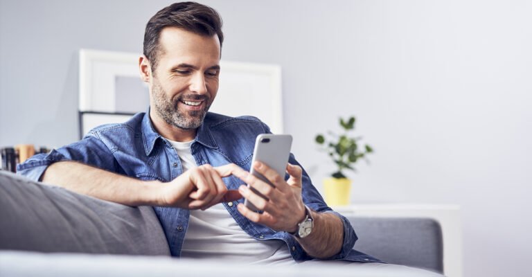 persona usando smartphone con aplicaciones moviles abiertas