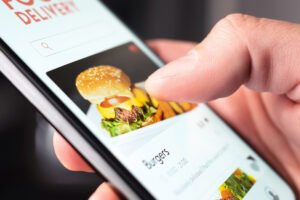 persona usando smartphone con app de delivery
