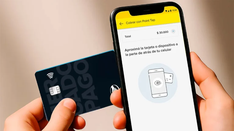 Cuánto Dinero Se Puede Cobrar Por Día en Mercado Pago 2 persona usando smartphone con app mercado pago