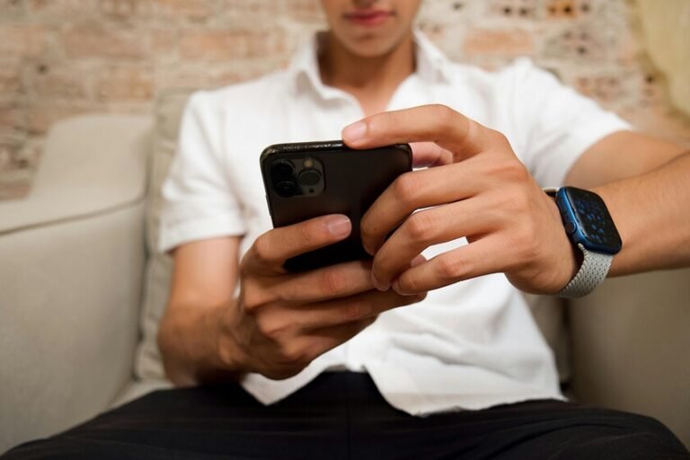 persona usando smartphone con senal claro argentina