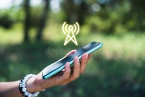 persona usando smartphone con senal movil