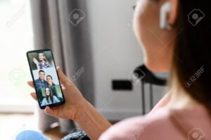 persona usando smartphone para busqueda telefonica