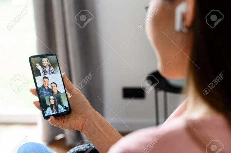 Cómo Puedo Buscar A Alguien Por Número De Teléfono Fácilmente 3 persona usando smartphone para busqueda telefonica