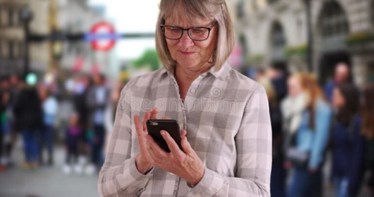 Cómo enviar un correo electrónico desde mi celular paso a paso 1 persona usando smartphone para enviar email