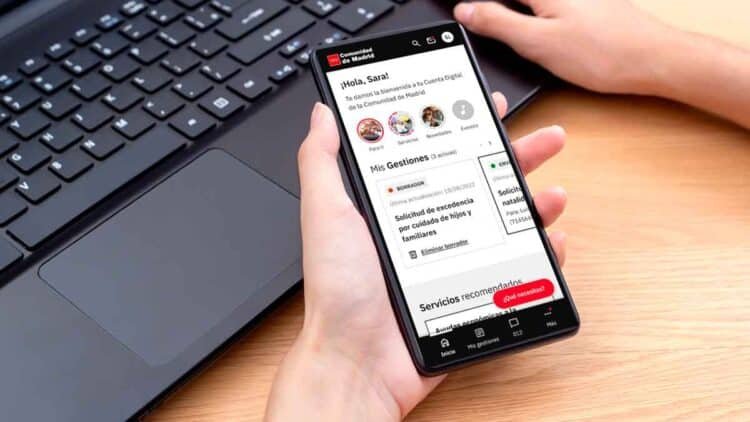 Cómo sacar el DNI digital fácilmente en Argentina Guía paso a paso 21 persona usando smartphone para tramites digitales