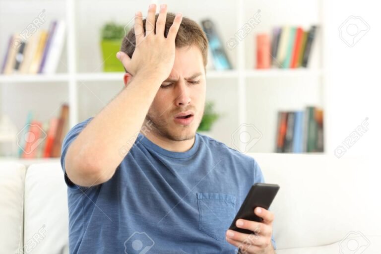 persona usando smartphone preocupado en seguridad