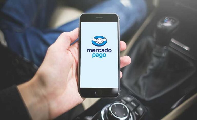 Cómo Borrar las Actividades en Mercado Pago Paso a Paso 10 persona usando smartphone y aplicacion mercado pago
