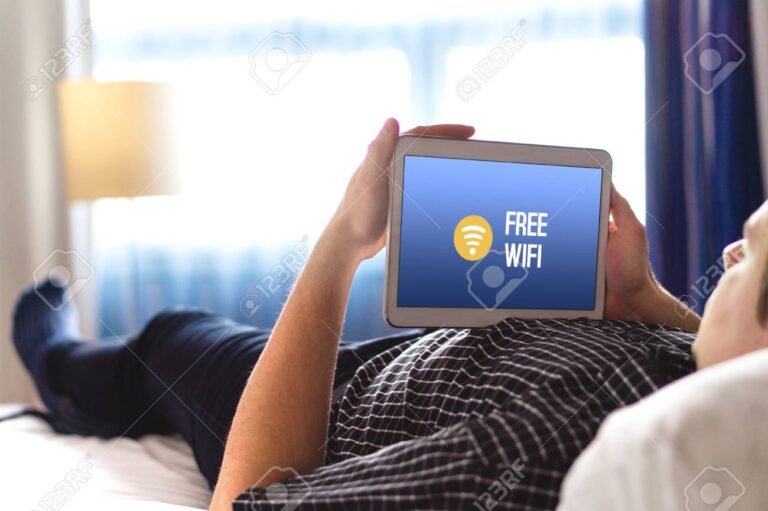 Cómo Funciona Enacom Tablet Conectando Con Vos y Para Qué Sirve 14 persona usando tablet conectandose a internet