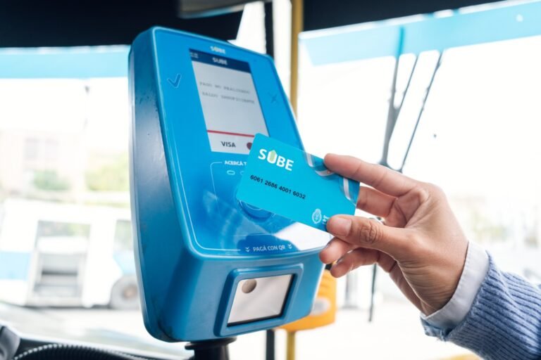 Cómo Consultar Mi Saldo en la Tarjeta SUBE Fácil y Rápido 24 persona usando tarjeta sube en lector publico