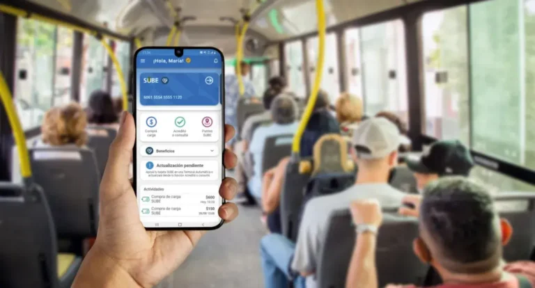 Cómo Registrar tu Tarjeta SUBE en el Sitio Sube Gob Ar 5 persona usando tarjeta sube en transporte publico