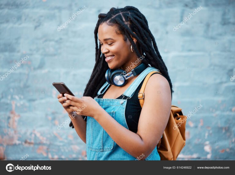 Cómo contactar atención a clientes Movistar Hogar para soporte rápido 8 persona usando telefono con auriculares