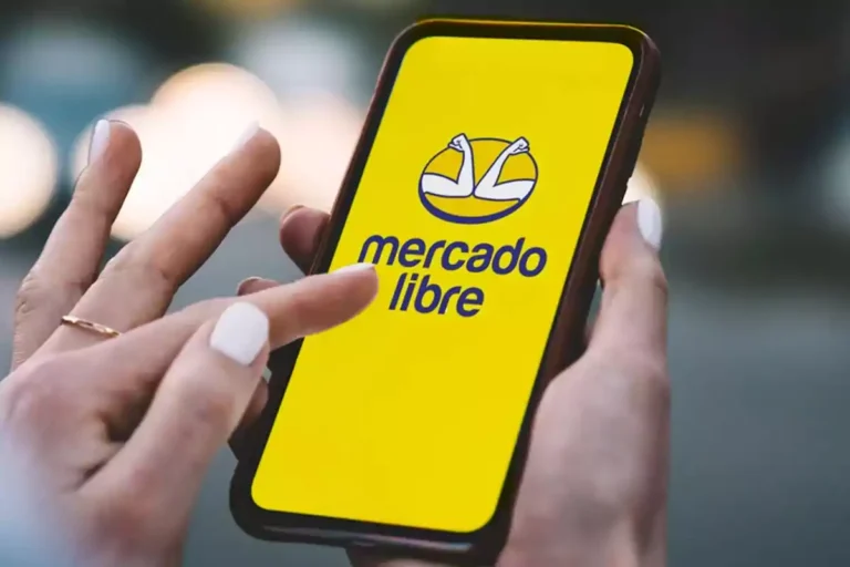 persona usando telefono con logo mercado libre
