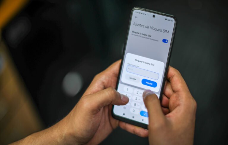 Cómo Activar el Chip Movistar Argentina Paso a Paso Fácilmente 3 persona usando telefono movil activando chip