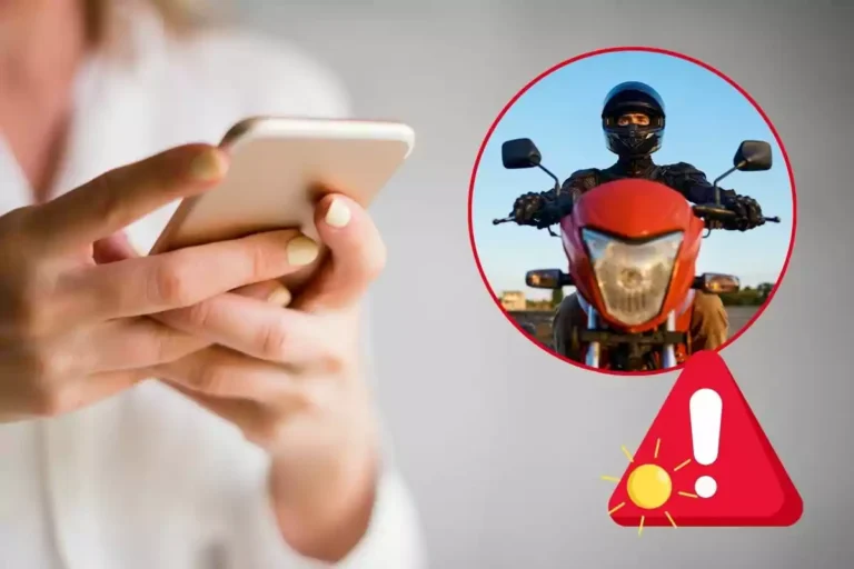 Cómo Sacar Turno Para Transferir Una Moto De Forma Rápida Y Fácil 2 persona usando telefono movil con moto cerca