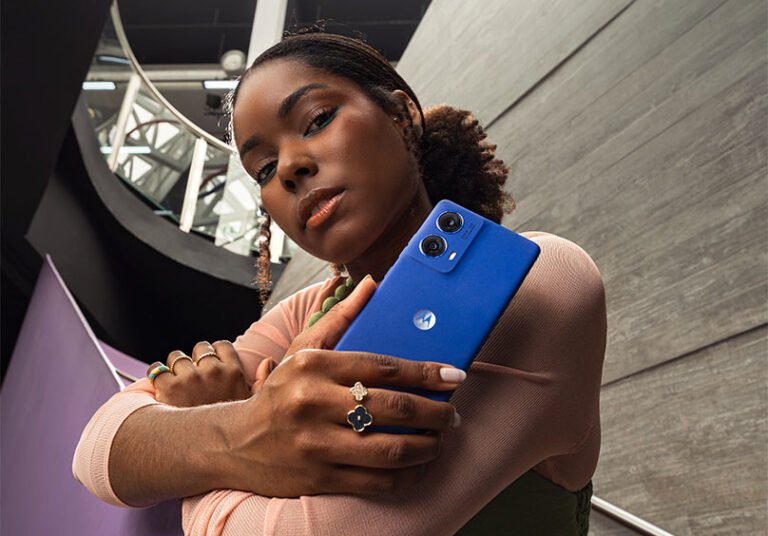 persona usando telefono movil con pantalla claro