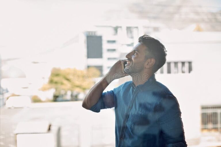 persona usando telefono movil para llamar