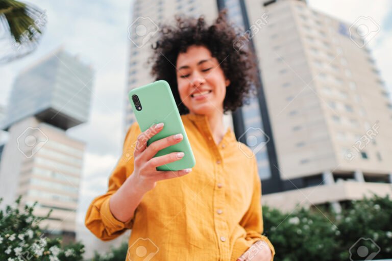 Cómo Contactar a Empresa Vía TAC Telefónicamente y Rápido 8 persona usando telefono movil sonriente 1