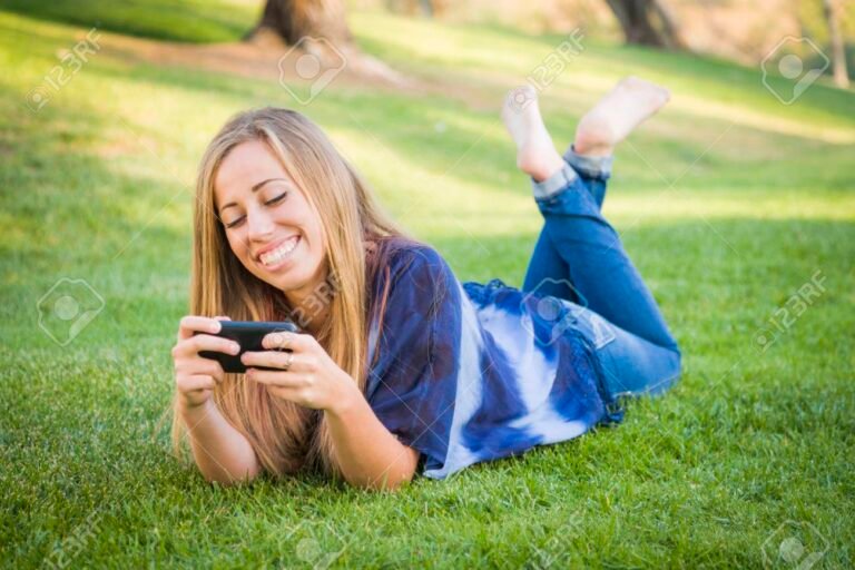 persona usando telefono movil sonriente outdoors