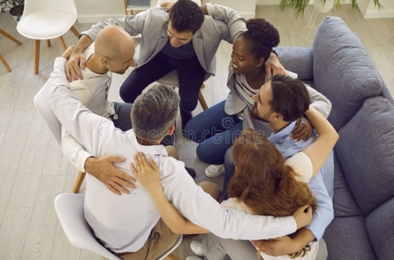 Por qué se celebra el Día del Amigo y cuál es su origen 30 personas abrazandose celebrando amistad feliz