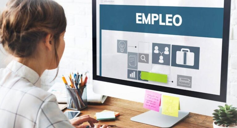 personas buscando empleo en computadora