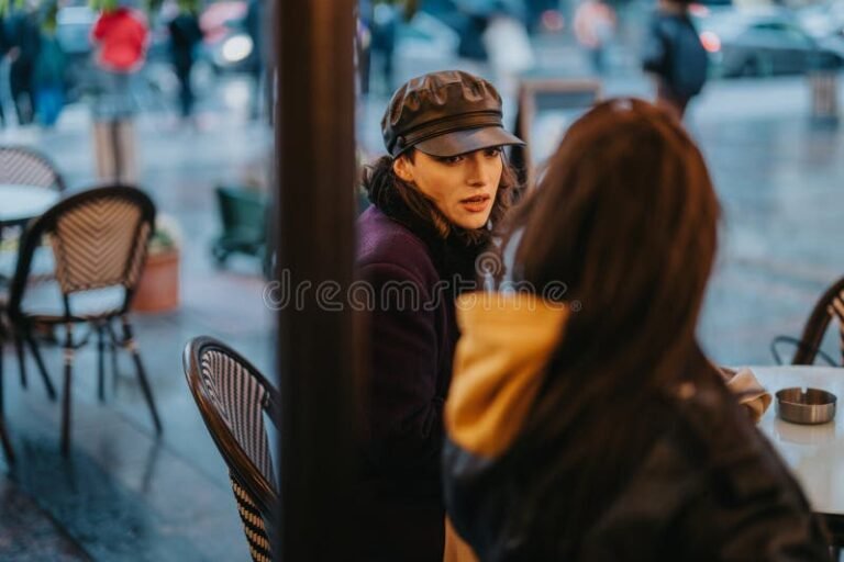 Qué significa "Pick Up" y cómo se usa en diferentes contextos 7 personas conversando en cafe urbano